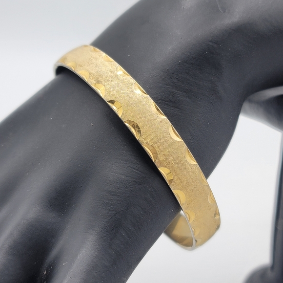 1980s Vintage Gold Plated Textured Classic Bangle Bracelet Diamond Cut Geometric - Picture 3 of 11